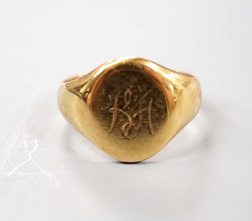 A modern 9ct gold signet ring, size M, 5.3 grams.